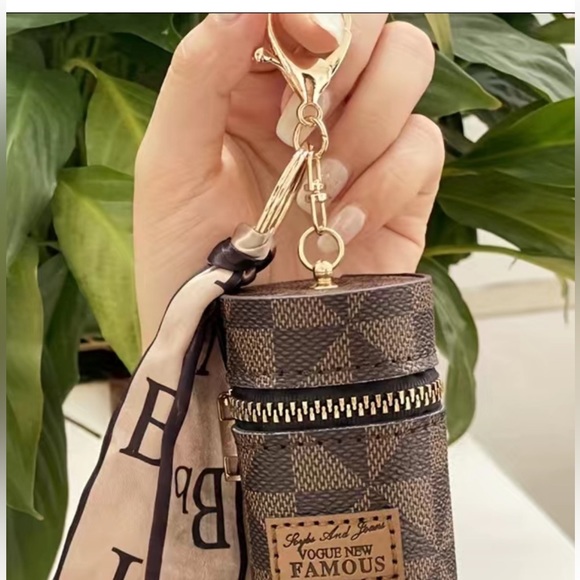 🤎Luxury Inspired Barrel Keychain🔑 - Picture 2 of 3